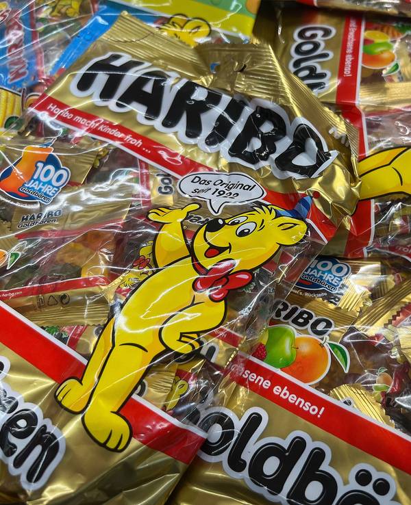 Mehrere Tüten Haribo-Goldbären liegen übereinander.