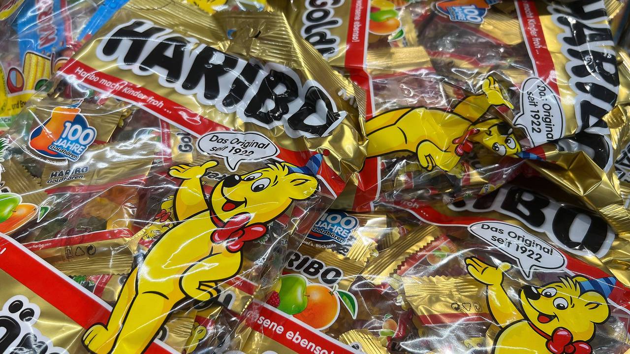 Mehrere Tüten Haribo-Goldbären liegen übereinander.