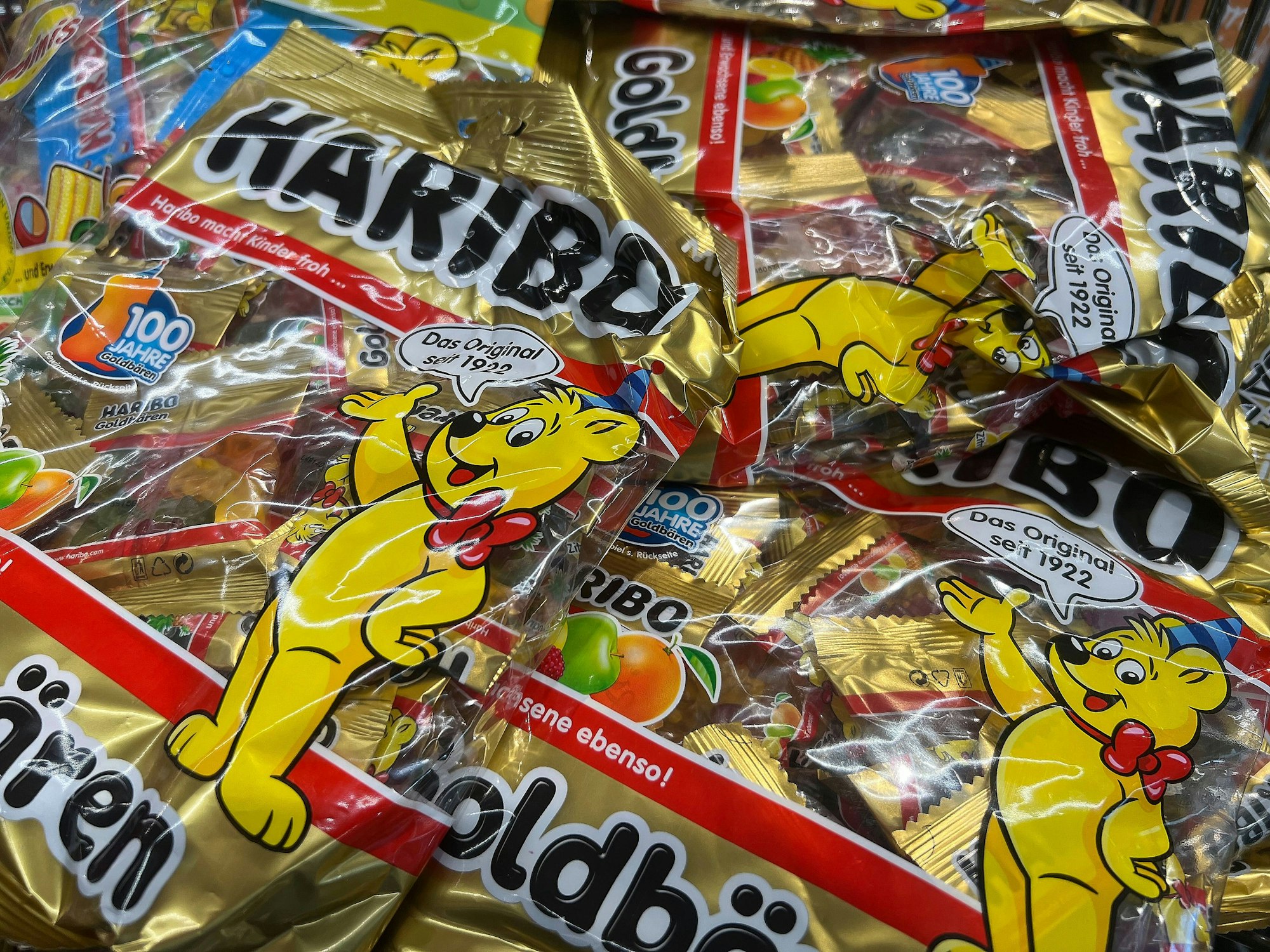 Mehrere Tüten Haribo-Goldbären liegen übereinander.