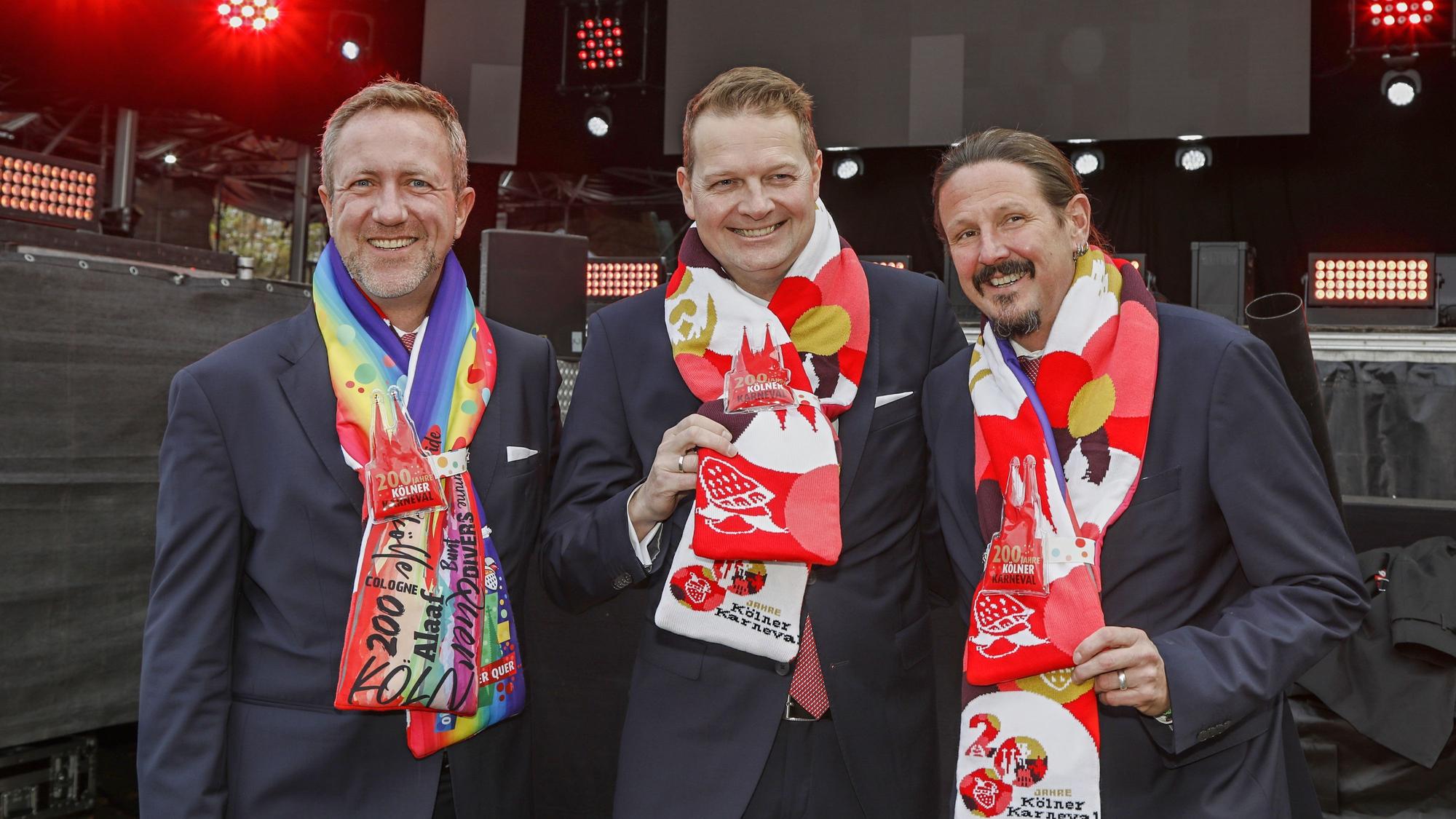 Karneval: Zum Sessionsauftakt 2022/2023 wurde am Kölner Heumarkt der neue Mottoschal präsentiert.