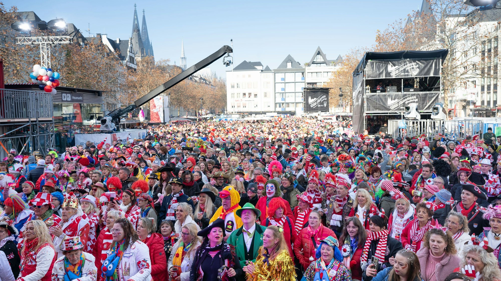 Der Kölner Heumarkt ist gefüllt mit verkleideten Jecken.