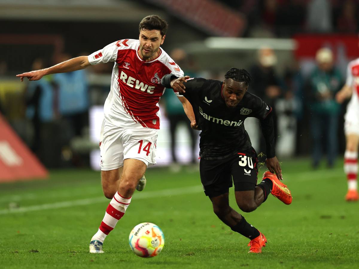 FC-Kapitän Jonas Hector im Duell mit Leverkusens Jeremie Frimpong am Mittwochabend (9. November 2022)