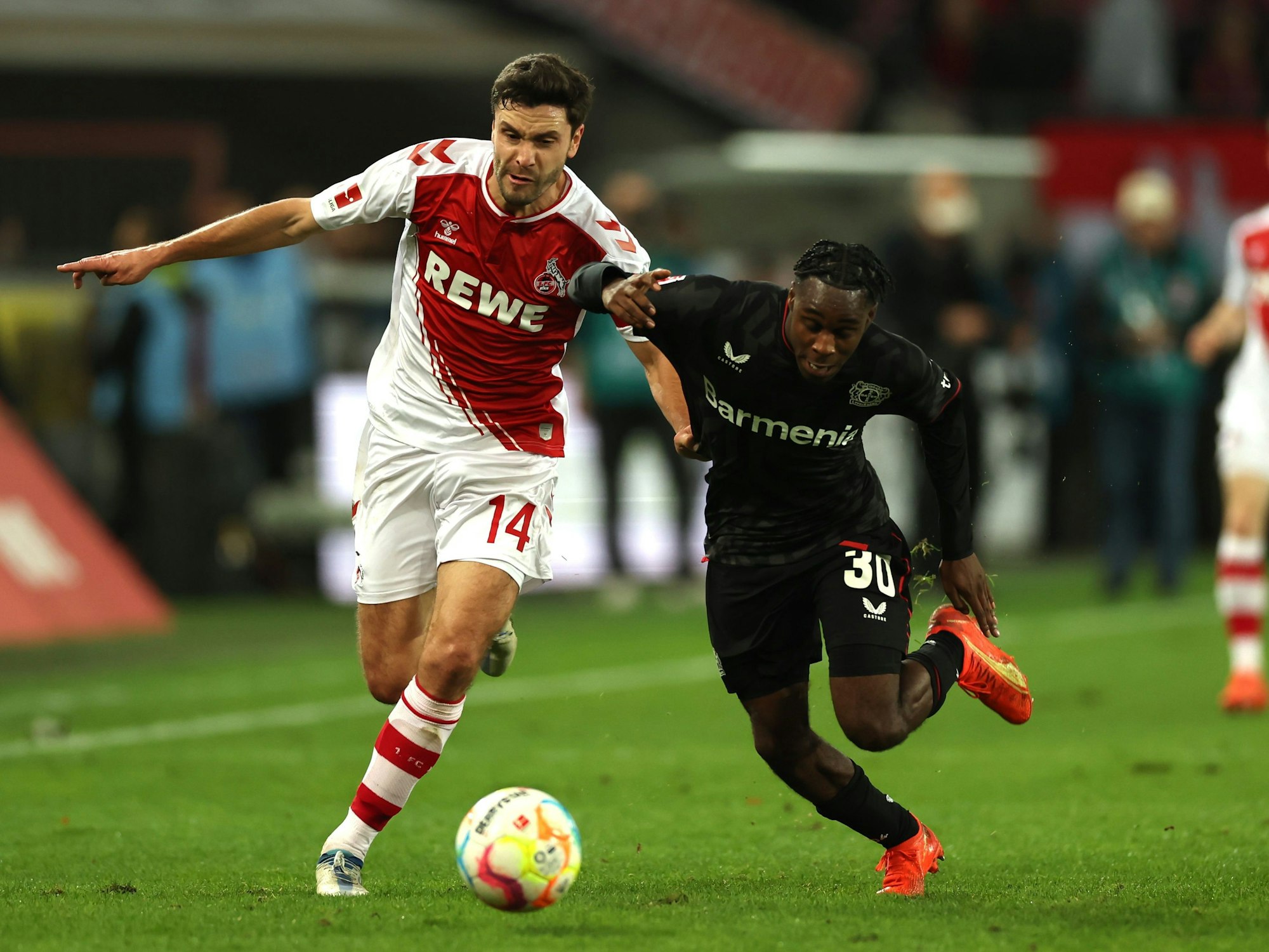 FC-Kapitän Jonas Hector im Duell mit Leverkusens Jeremie Frimpong am Mittwochabend (9. November 2022)