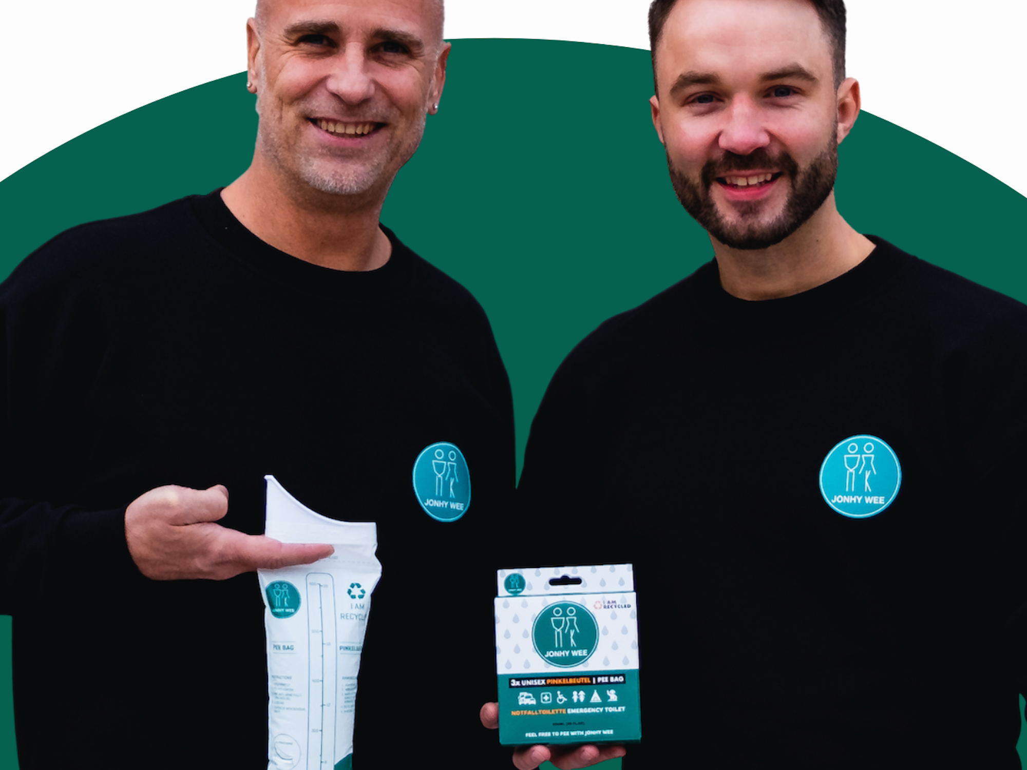 Die Erfinder Georg Strohmaier (li.) und Robert Lerch zeigen den Pinkel-Beutel.