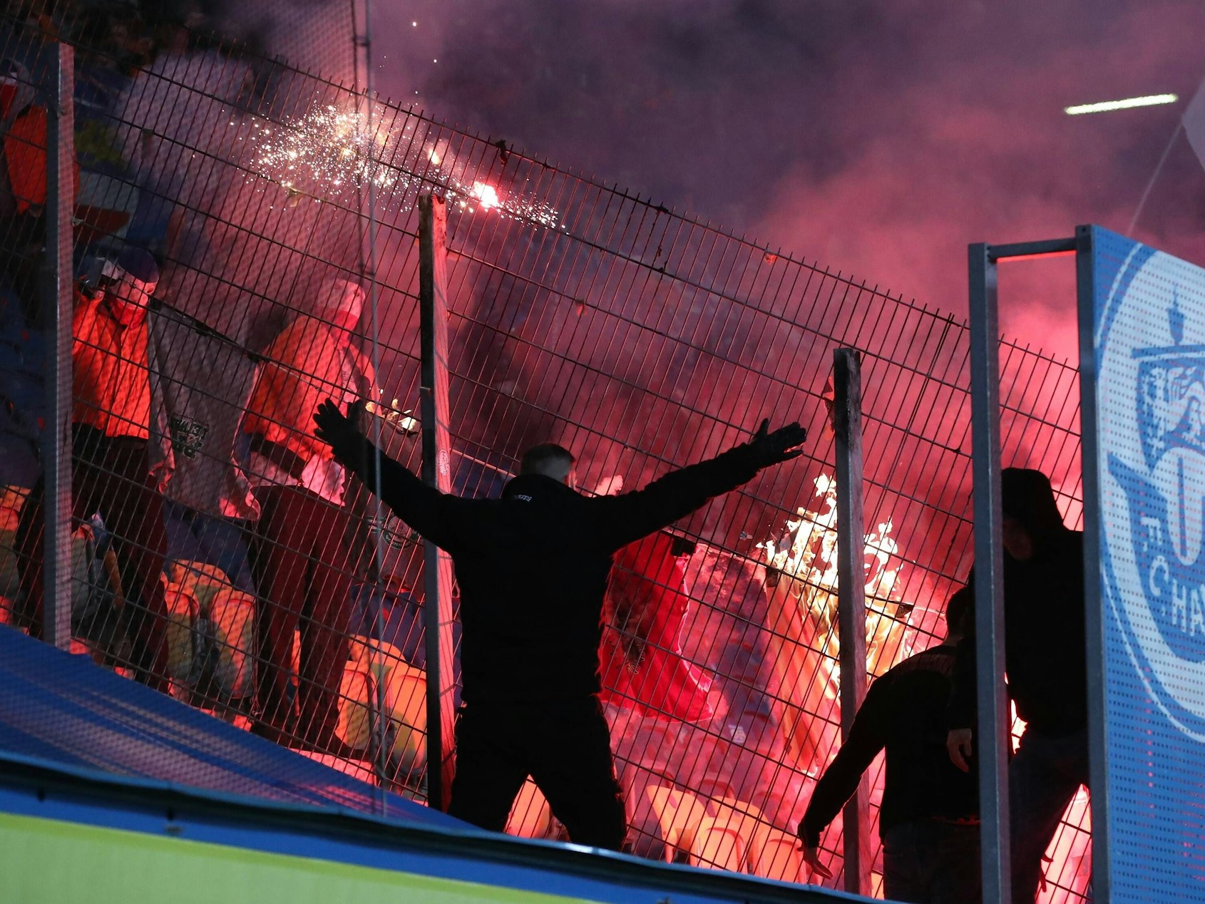 Rostock Fans zündeten Schals an.