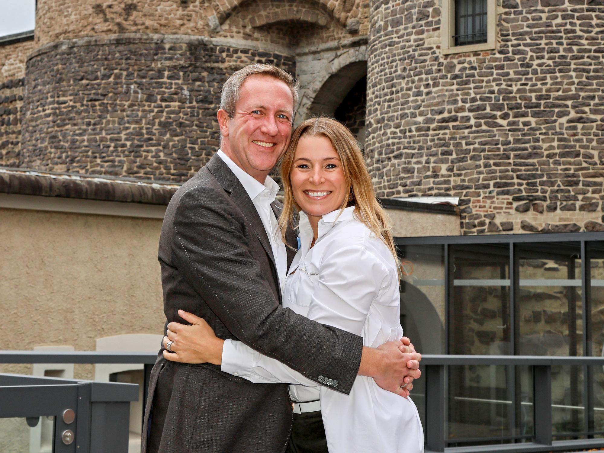 Die designierte Kölner Jungfrau Agrippina (André Fahnenbruck) mit Ehefrau Katrin.