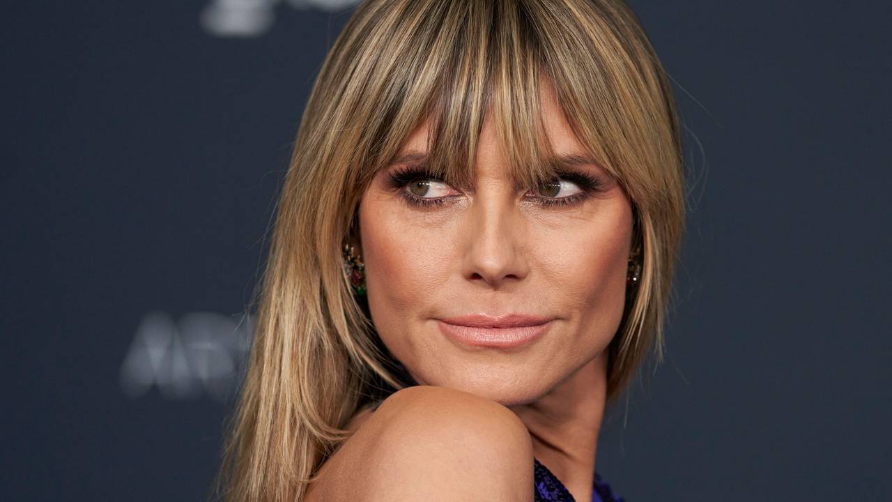 Model Heidi Klum blickt über ihre Schulter