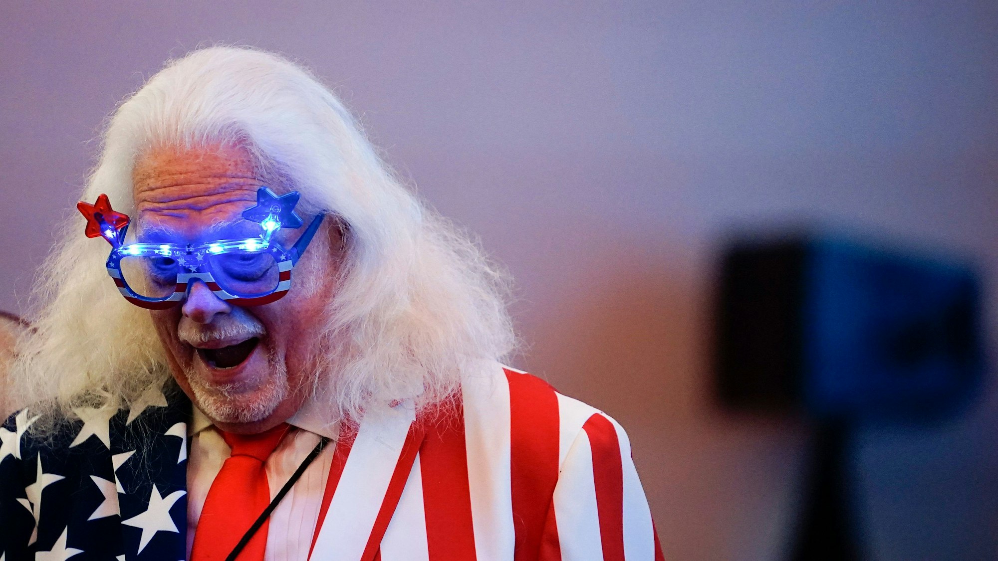 Ein Mann geht im Ballsaal eines Hotels bei einer Wahlparty für US-Senatskandidat Walker spazieren.