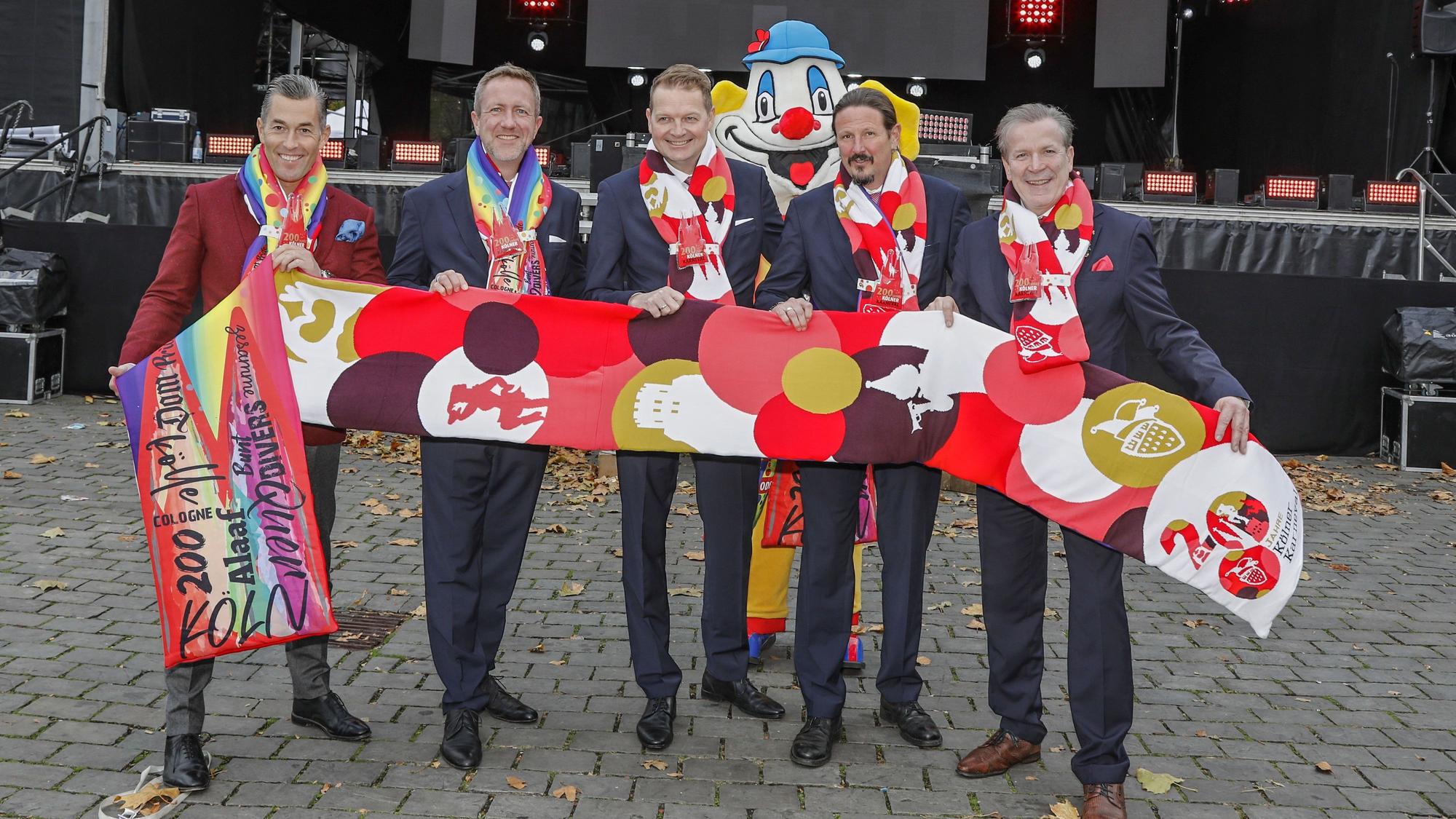 Karneval: Zum Sessionsauftakt 2022/2023 wurde am Kölner Heumarkt der neue Mottoschal präsentiert.