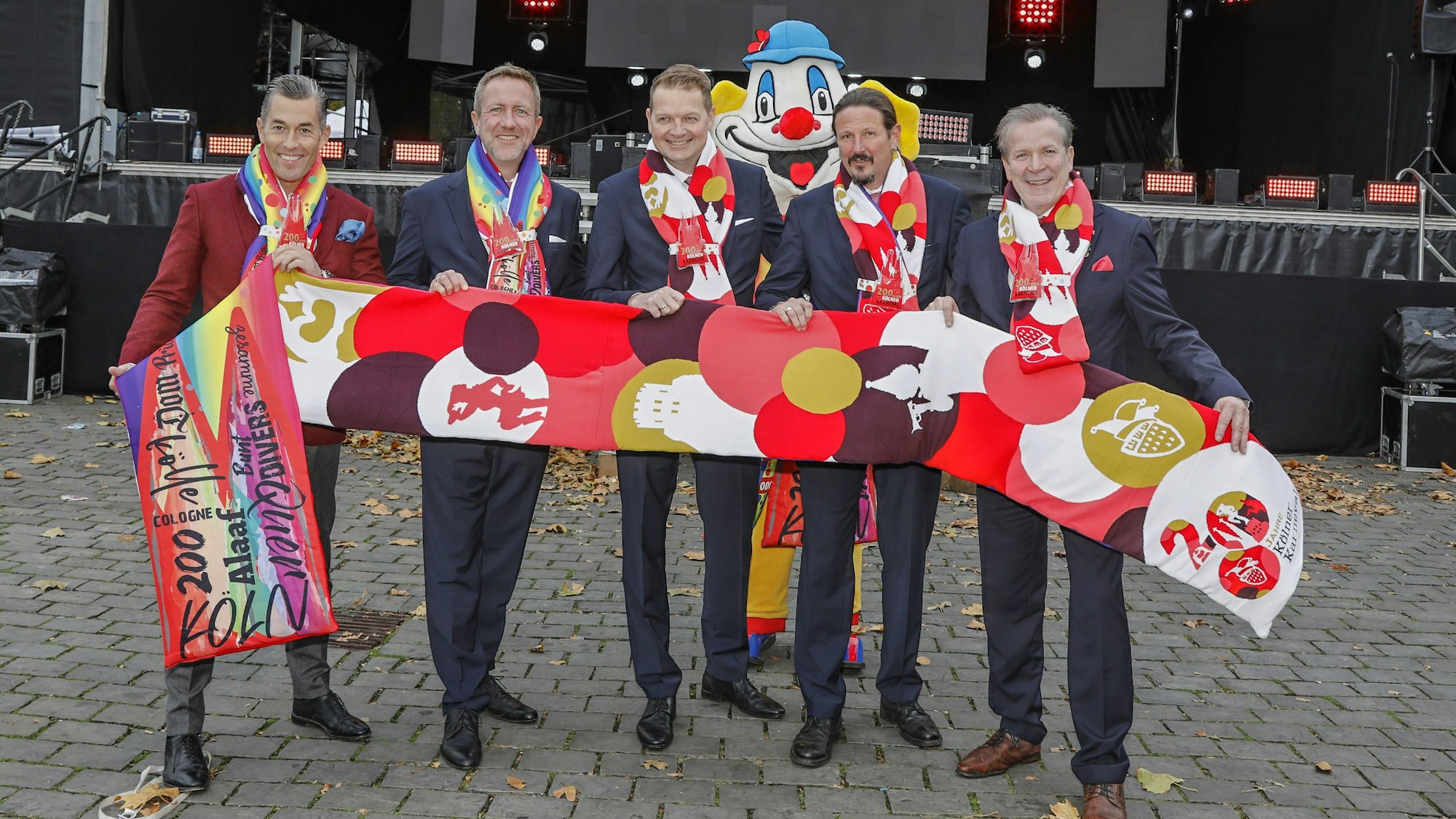 Karneval: Zum Sessionsauftakt 2022/2023 wurde am Kölner Heumarkt der neue Mottoschal präsentiert.