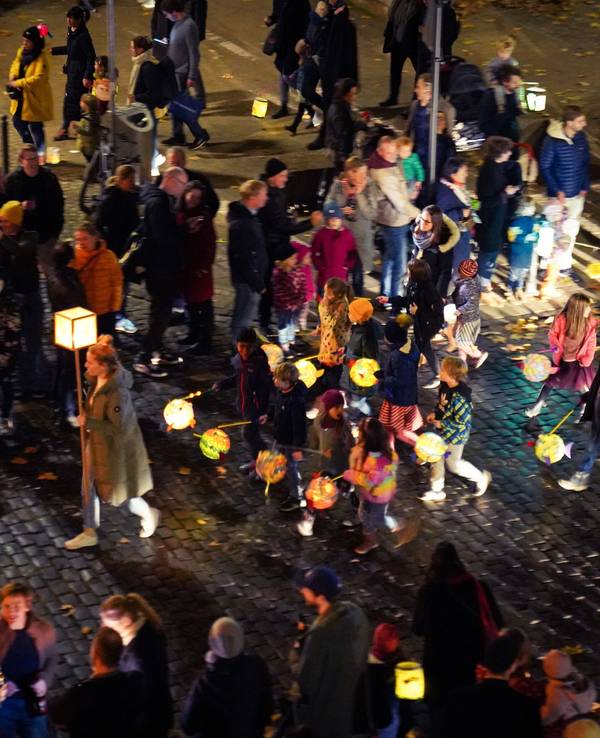 Ein Martinsumzug zieht am Dienstag (8. November 2022) durch die Straßen des Agnesviertels in Köln.