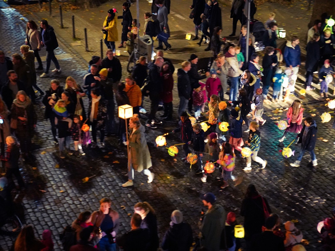 Ein Martinsumzug zieht am Dienstag (8. November 2022) durch die Straßen des Agnesviertels in Köln.