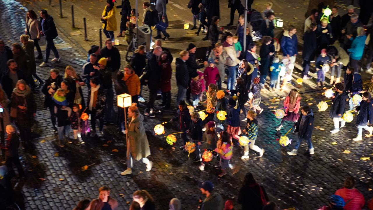 Ein Martinsumzug zieht am Dienstag (8. November 2022) durch die Straßen des Agnesviertels in Köln.