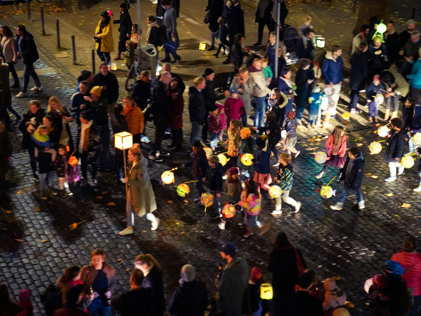 Ein Martinsumzug zieht am Dienstag (8. November 2022) durch die Straßen des Agnesviertels in Köln.