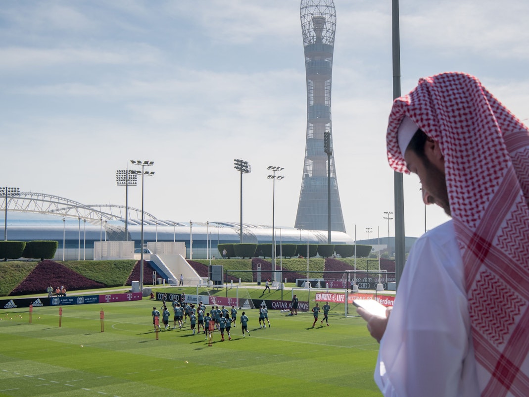 Die Spieler des Fußball-Bundesligisten FC Bayern München laufen sich im Januar 2019 während einer Übungseinheit in Doha (Katar) warm.
