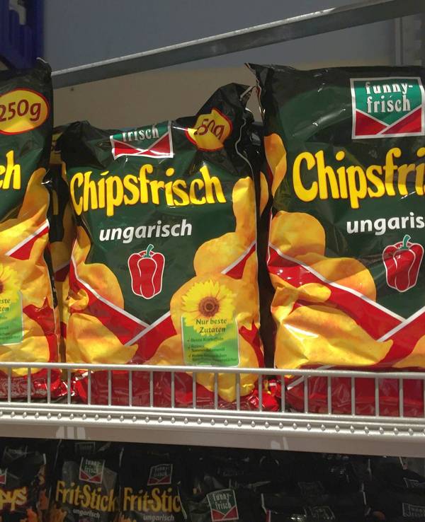 Chips der Firma funny-frisch stehen in einem Supermarkt-Regal.