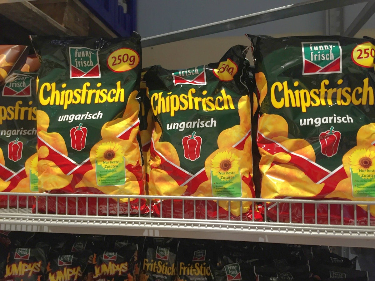 Chips der Firma funny-frisch stehen in einem Supermarkt-Regal.