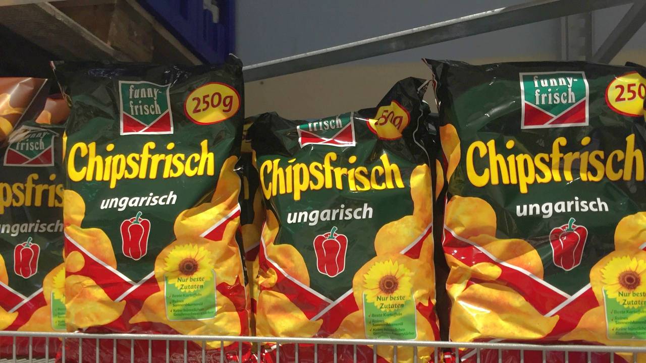 Chips der Firma funny-frisch stehen in einem Supermarkt-Regal.