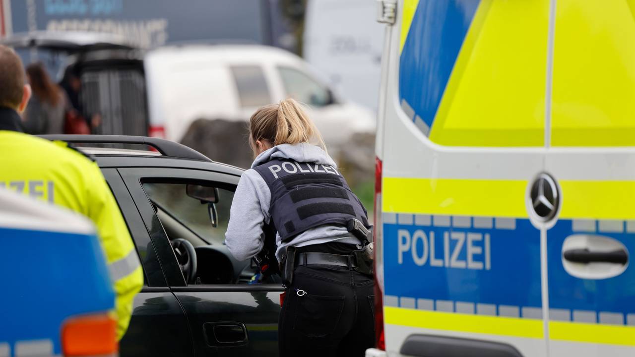 Eine Polizistin kontrolliert ein PKW bei einer Verkehrskontrollaktion. Hier ein Symobolfoto von einem Einsatz des Zolls.