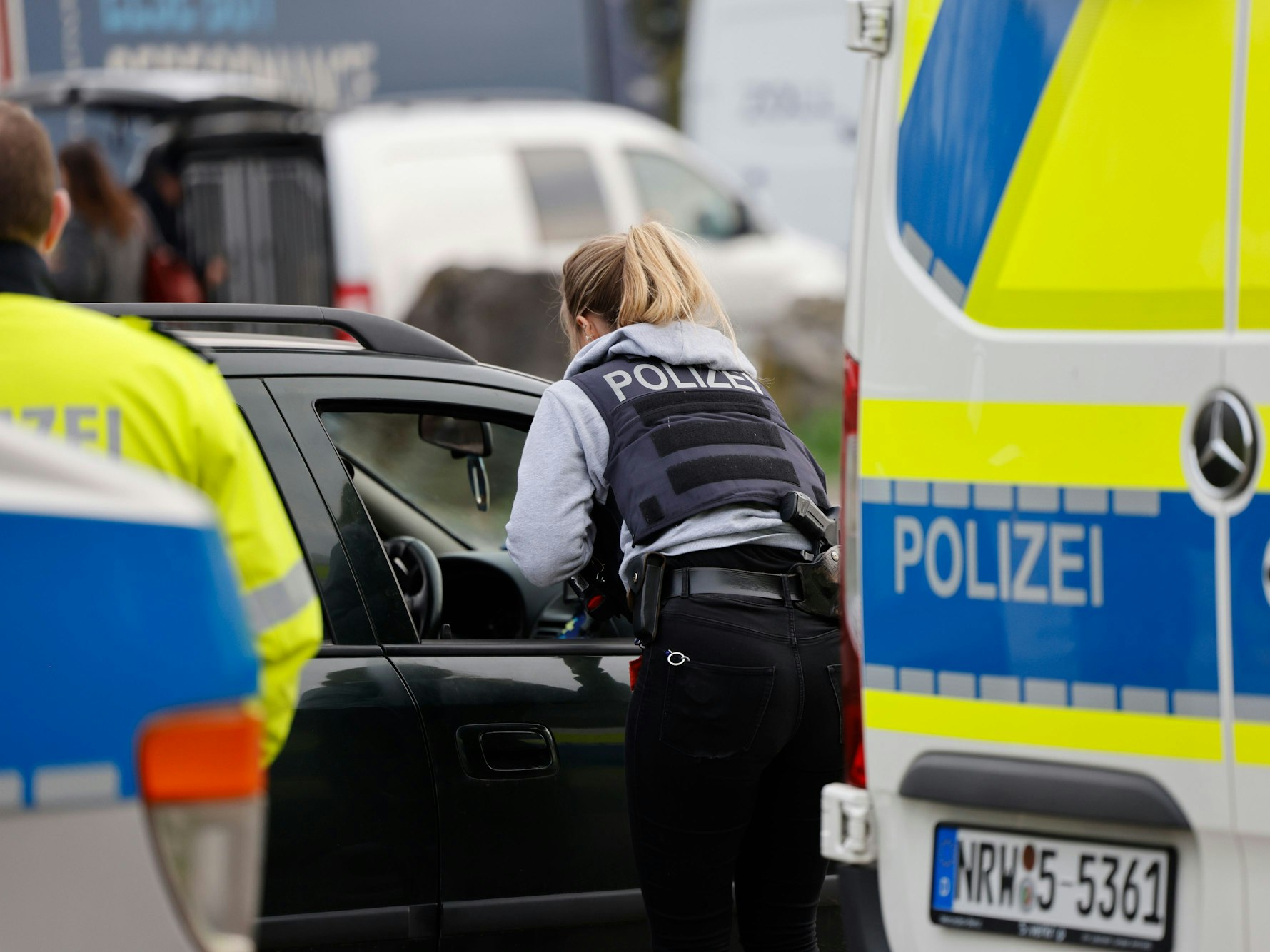 Eine Polizistin kontrolliert ein PKW bei einer Verkehrskontrollaktion. Hier ein Symobolfoto von einem Einsatz des Zolls.