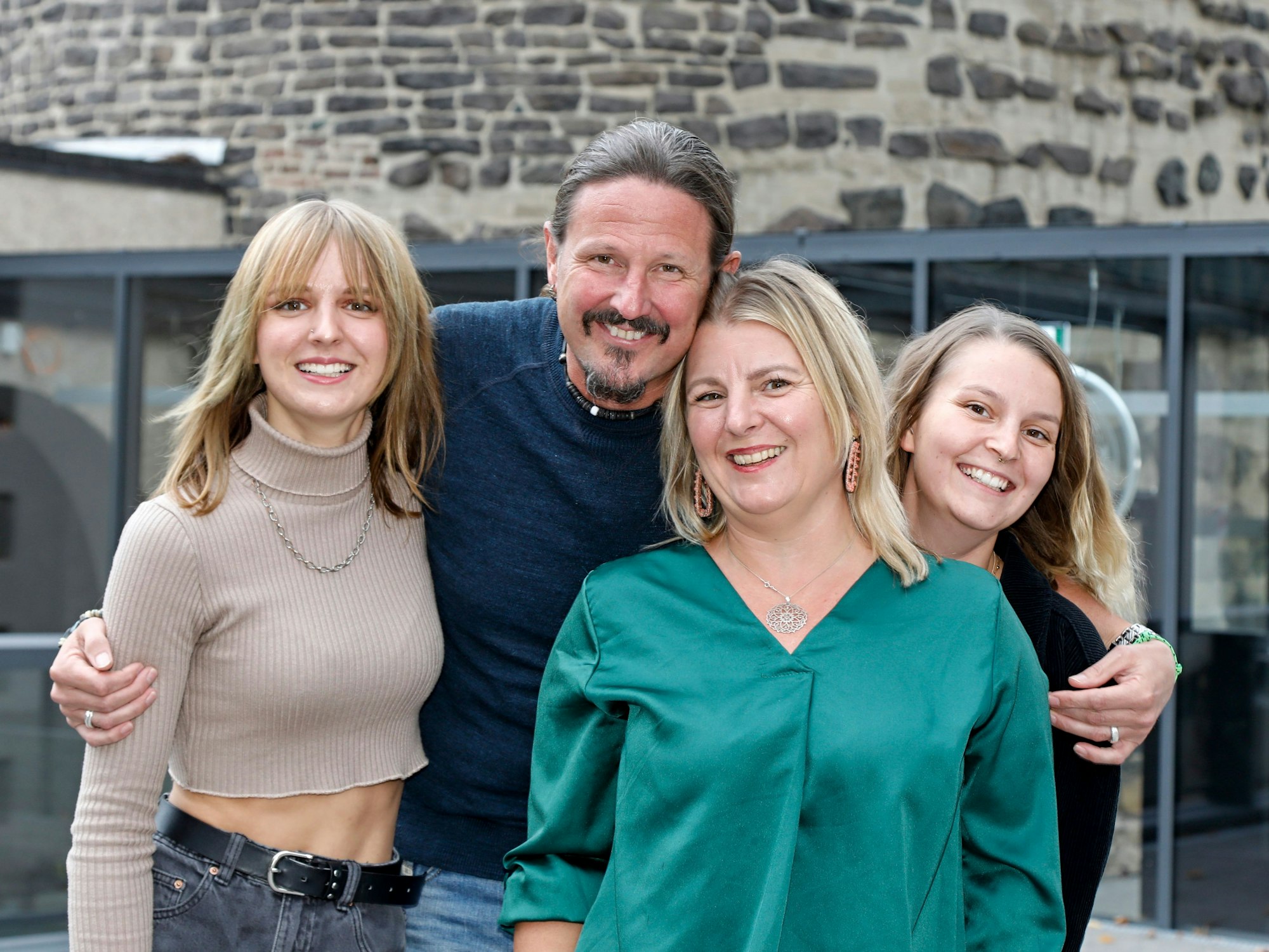 Bauer Marco Schneefeld mit seiner Ehefrau Nicole und den beiden Töchtern Josephine (r.) und Lea (l.).