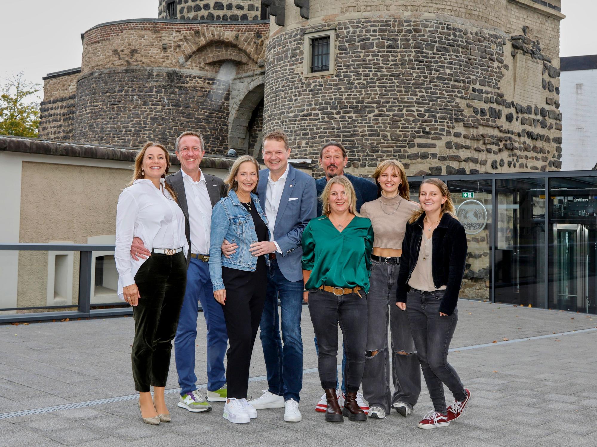 Die Mitglieder des Kölner Dreigestirns 2022/23 mit ihren Frauen und Familien.