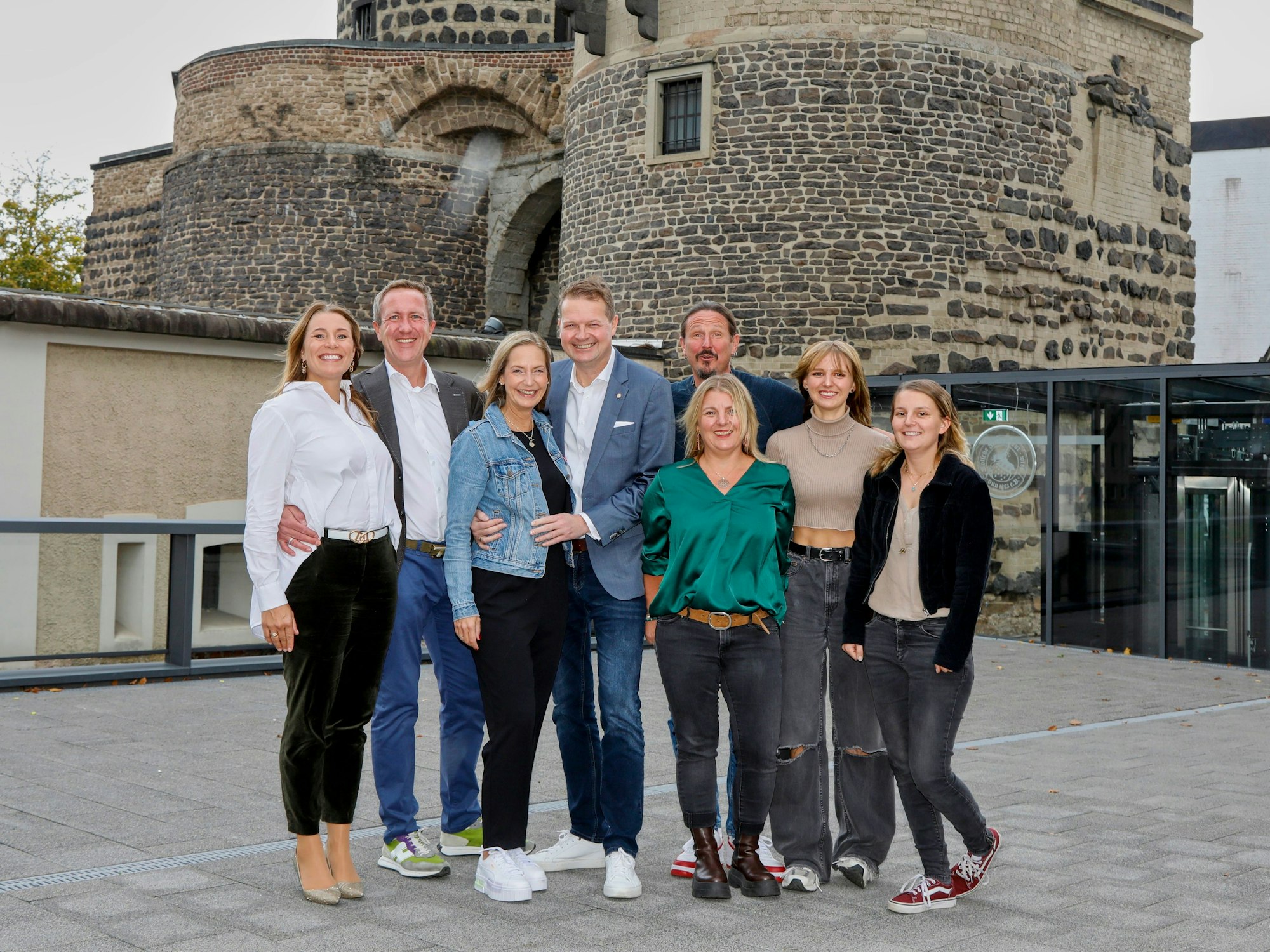 Die Mitglieder des Kölner Dreigestirns 2022/23 mit ihren Frauen und Familien.