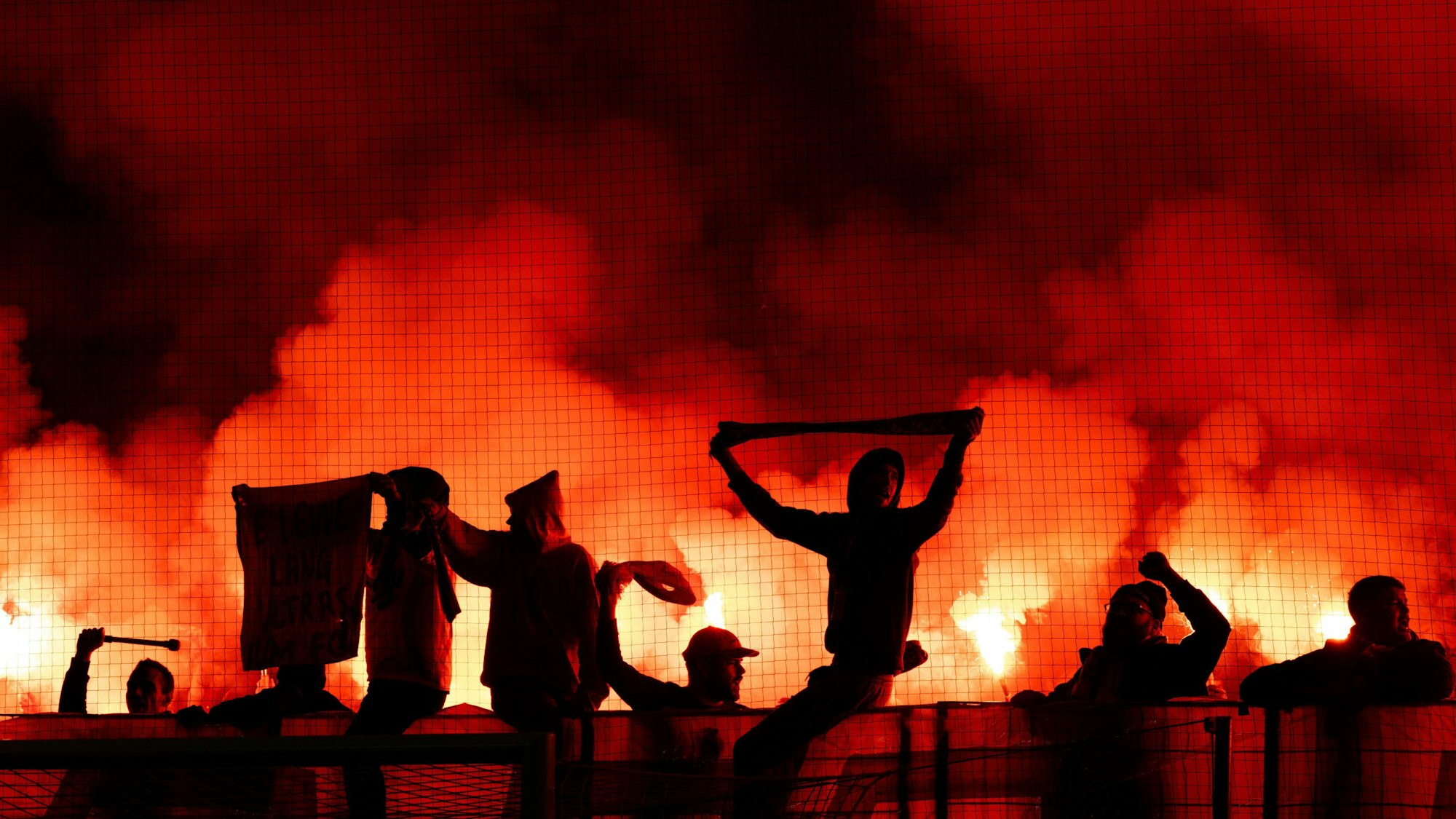Fans des 1. FC Köln brennen vor dem Bundesliga-Spiel gegen Bayer Leverkusen am Mittwochabend (9. November 2022) Pyrotechnik ab.