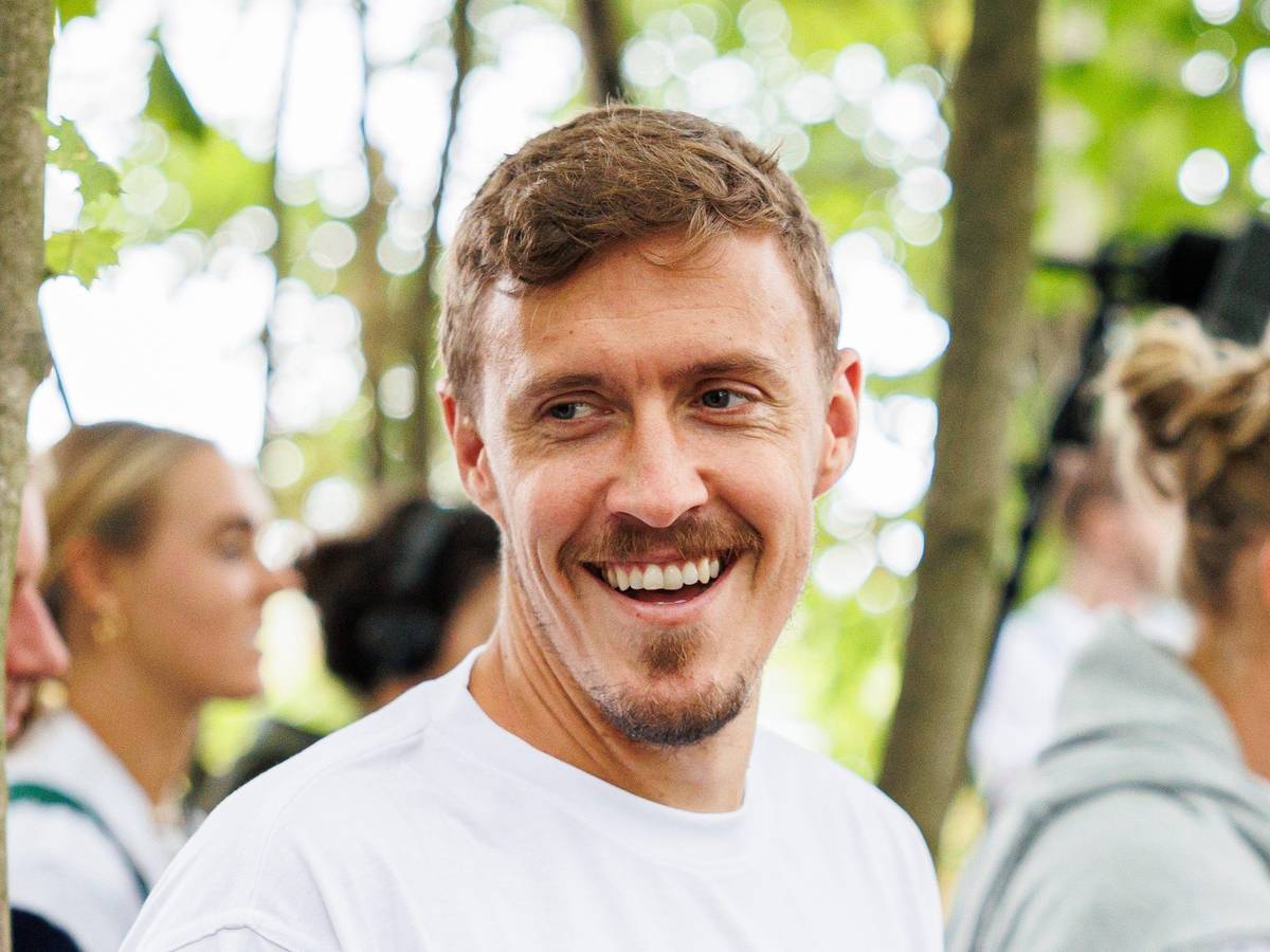 Max Kruse steht beim Besuch vom Bauernhof „Kinder-Tiere-Kommunikation“ am Zaun eines Geheges.