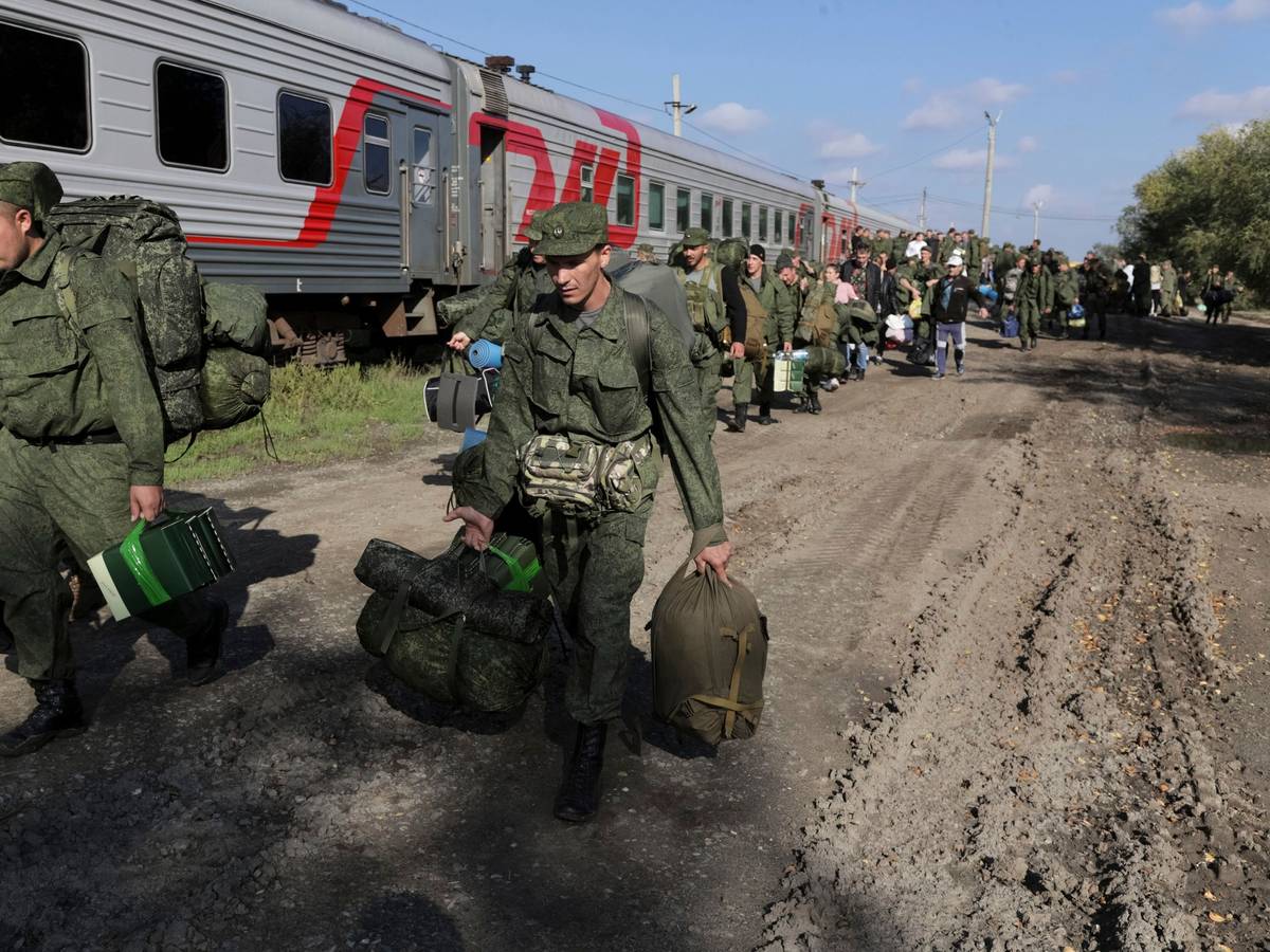Hier waren sie noch auf dem Weg nach Cherson, nun die Kehrtwende: Russische Rekruten auf einem Bahnhof in der Region Wolgograd Ende September 2022.