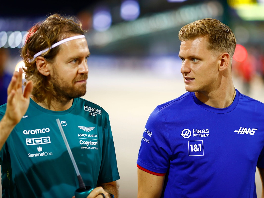Sebastian Vettel und Mick Schumacher gehen über die Strecke von Singapur.