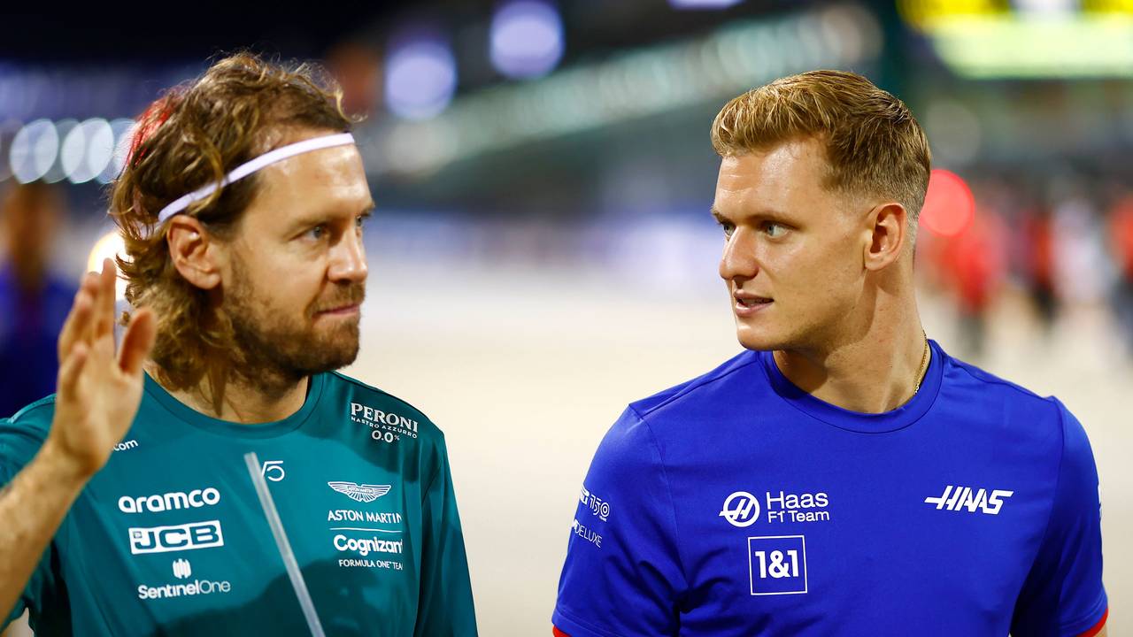 Sebastian Vettel und Mick Schumacher gehen über die Strecke von Singapur.