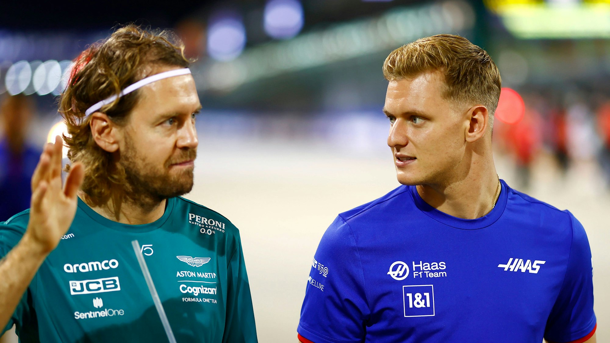 Sebastian Vettel und Mick Schumacher gehen über die Strecke von Singapur.