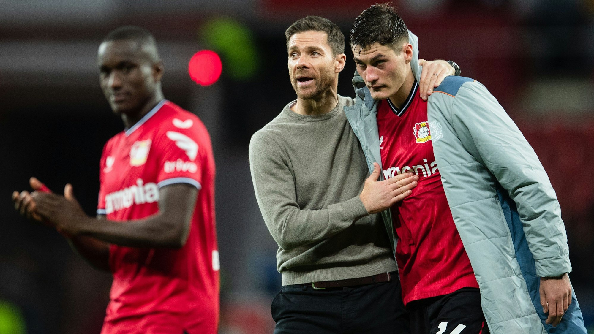 Leverkusen-Coach Xabi Alonso nach einem Spiel mit den Bayer-Stars Patrik Schick (r.) und Moussa Diaby
