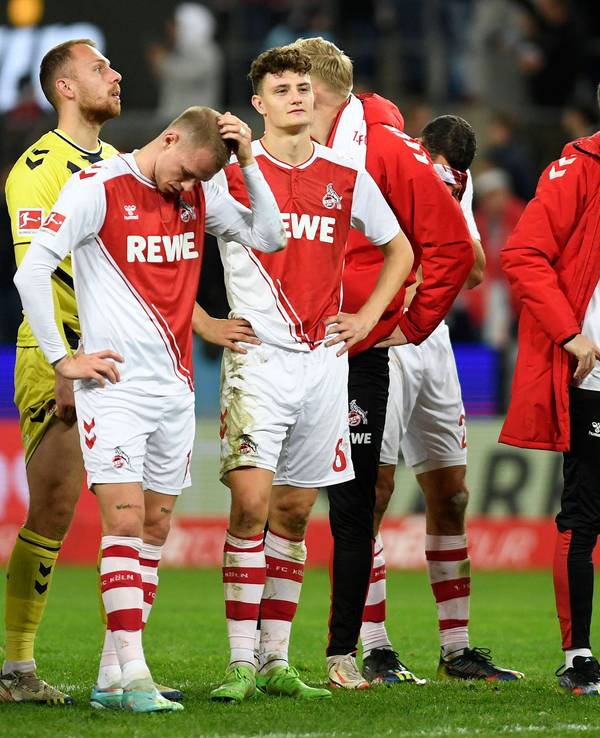 Die Profis des 1. FC Köln stehen nach dem 1:2 gegen Bayer Leverkusen enttäuscht auf dem Platz.