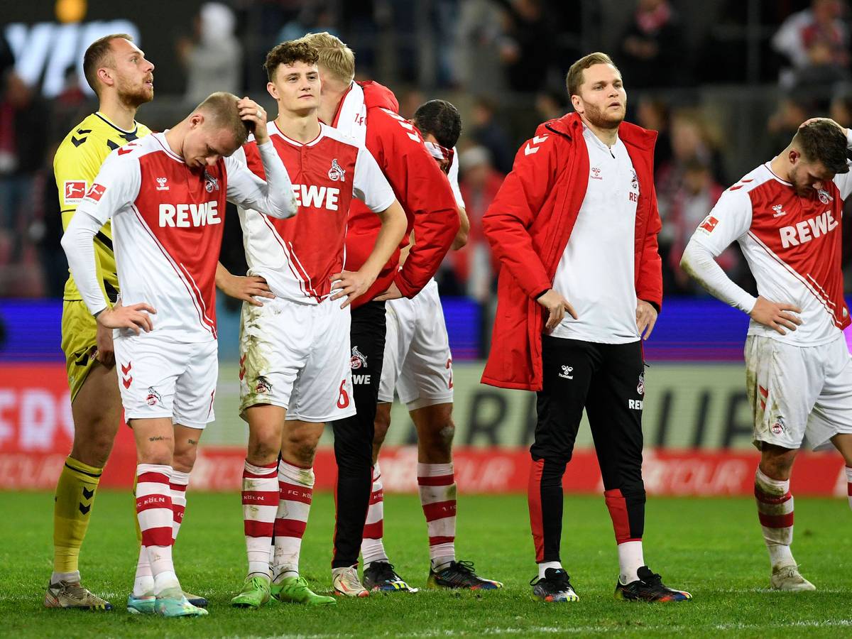 Die Profis des 1. FC Köln stehen nach dem 1:2 gegen Bayer Leverkusen enttäuscht auf dem Platz.