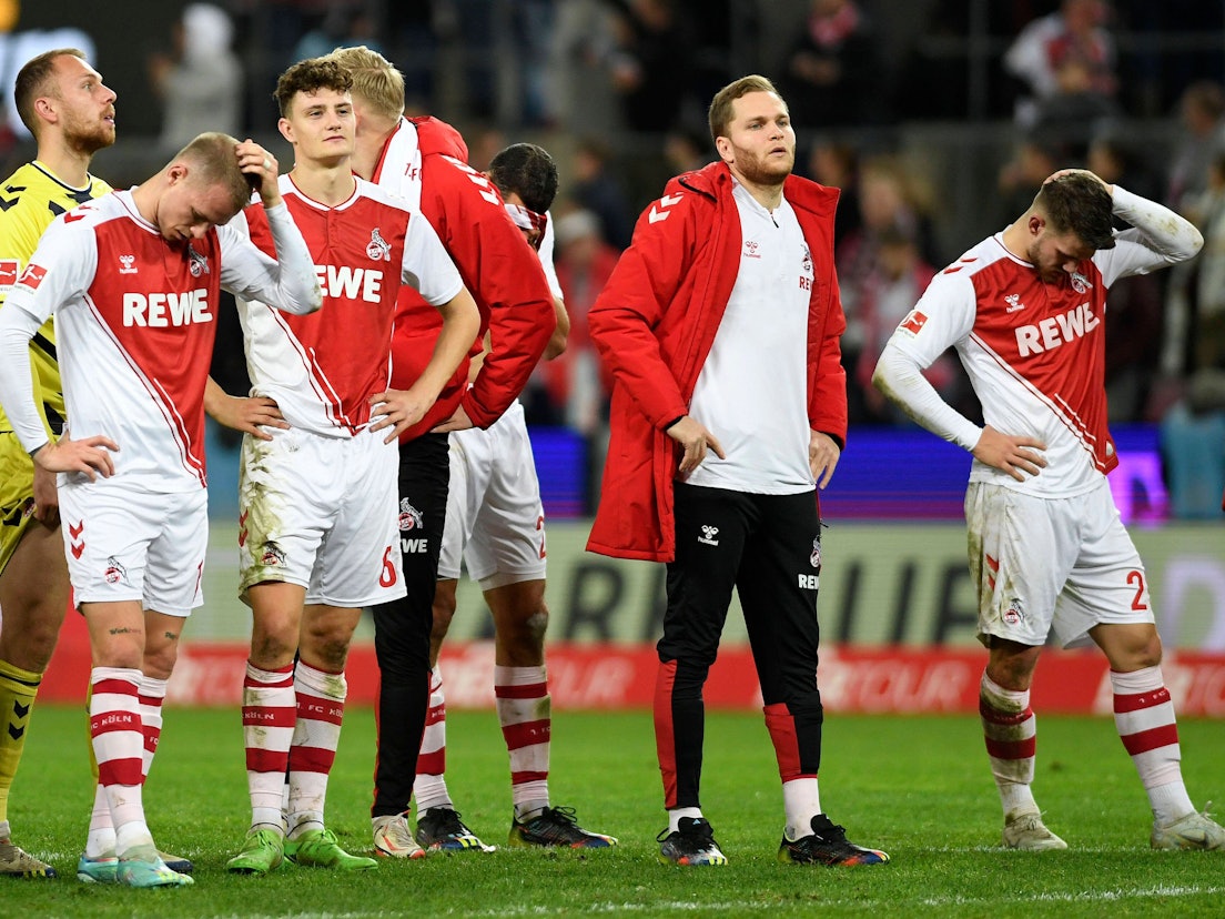 Die Profis des 1. FC Köln stehen nach dem 1:2 gegen Bayer Leverkusen enttäuscht auf dem Platz.