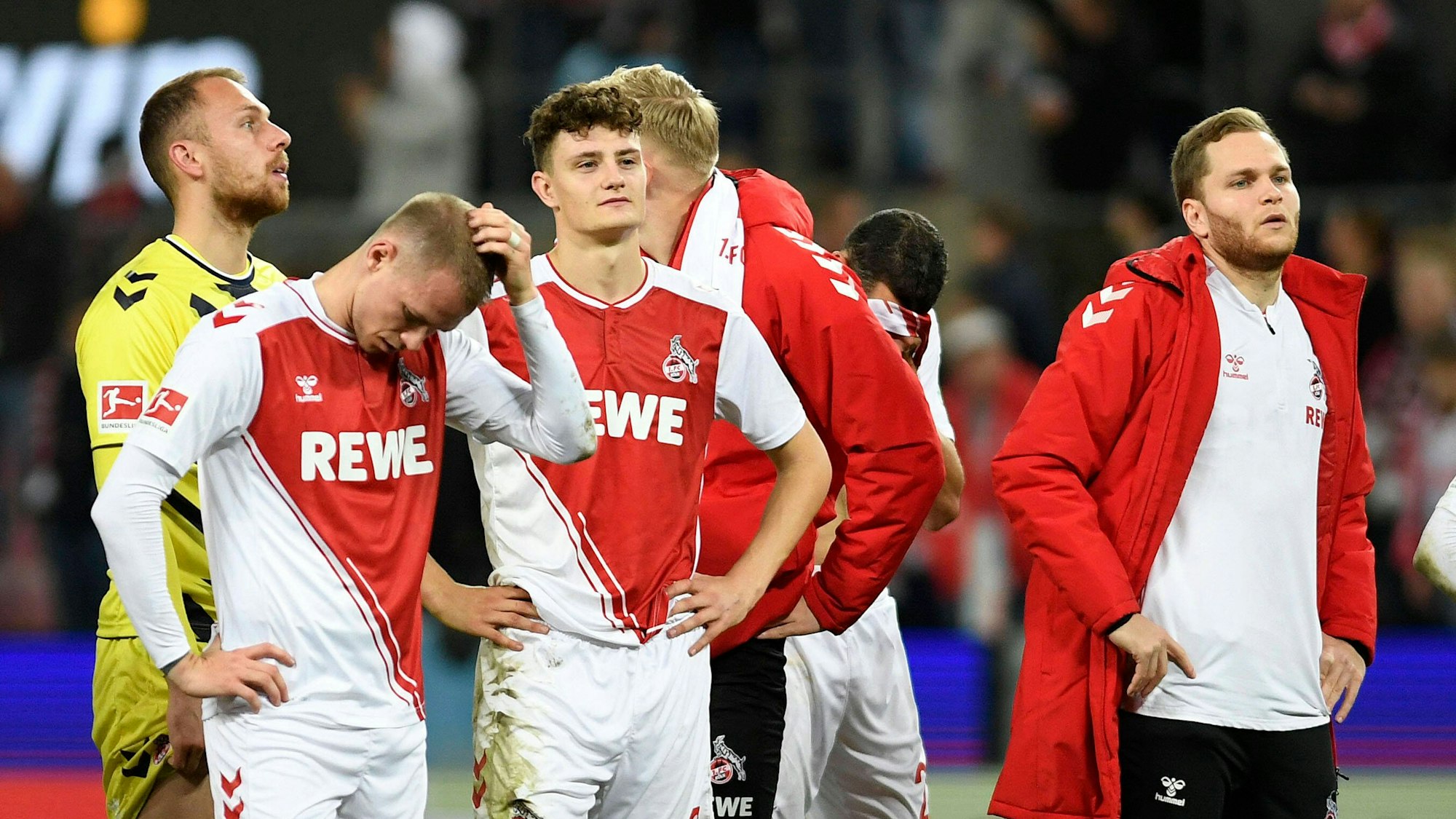 Die Profis des 1. FC Köln stehen nach dem 1:2 gegen Bayer Leverkusen enttäuscht auf dem Platz.
