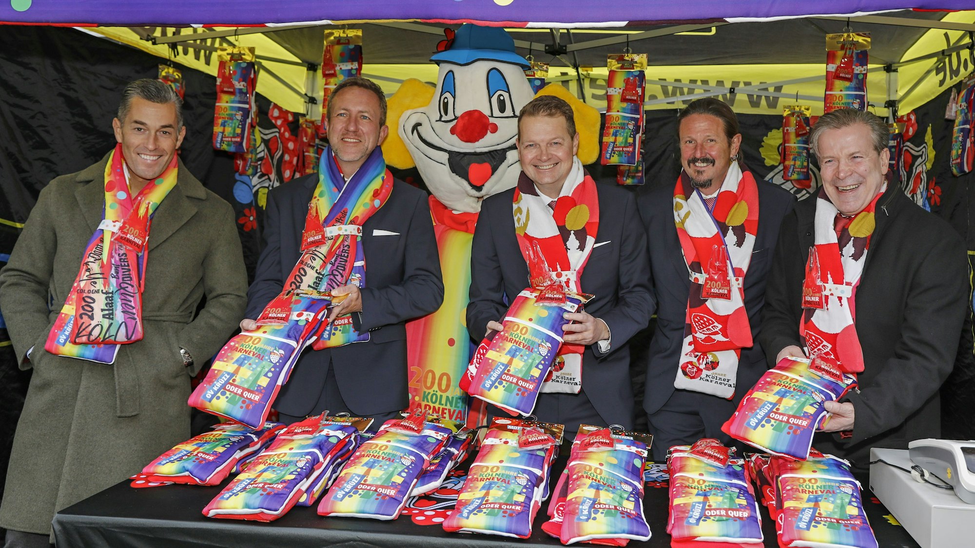 Karneval: Zum Sessionsauftakt 2022/2023 wurde am Kölner Heumarkt der neue Mottoschal präsentiert.