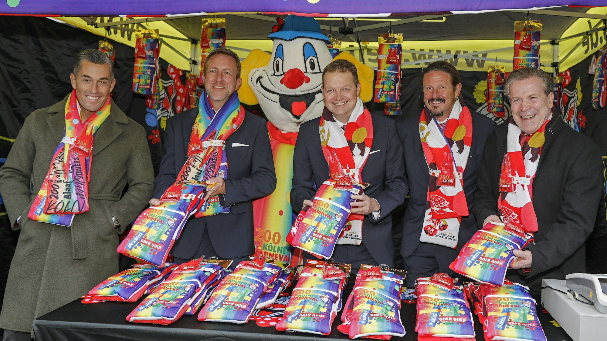 Karneval: Zum Sessionsauftakt 2022/2023 wurde am Kölner Heumarkt der neue Mottoschal präsentiert.