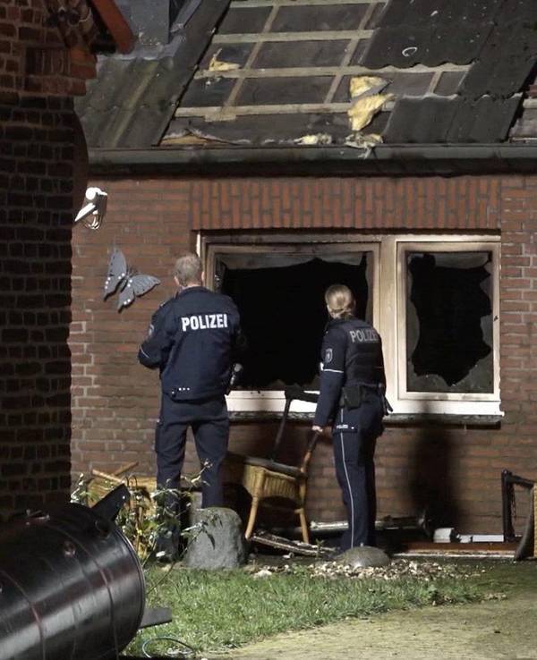 Nordrhein-Westfalen, Hamminkeln: Zwei Polizisten inspizieren den Brandort, wo eine Person ums Leben gekommen ist.