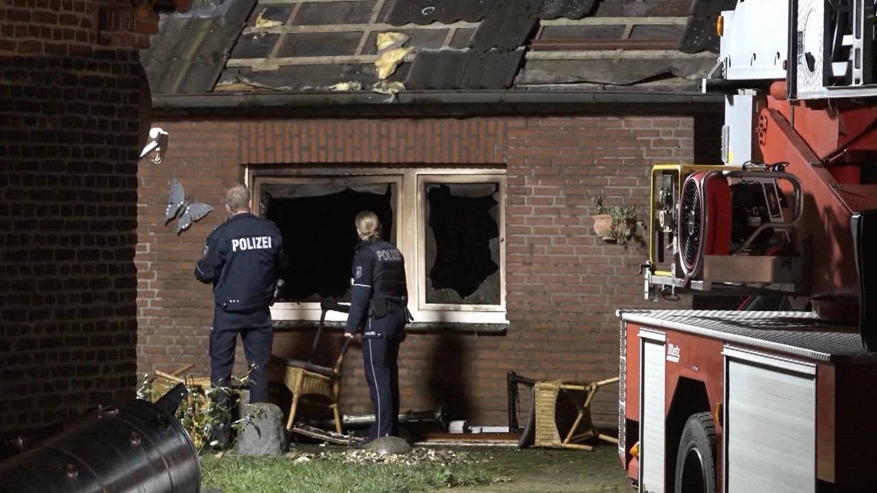 Nordrhein-Westfalen, Hamminkeln: Zwei Polizisten inspizieren den Brandort, wo eine Person ums Leben gekommen ist.