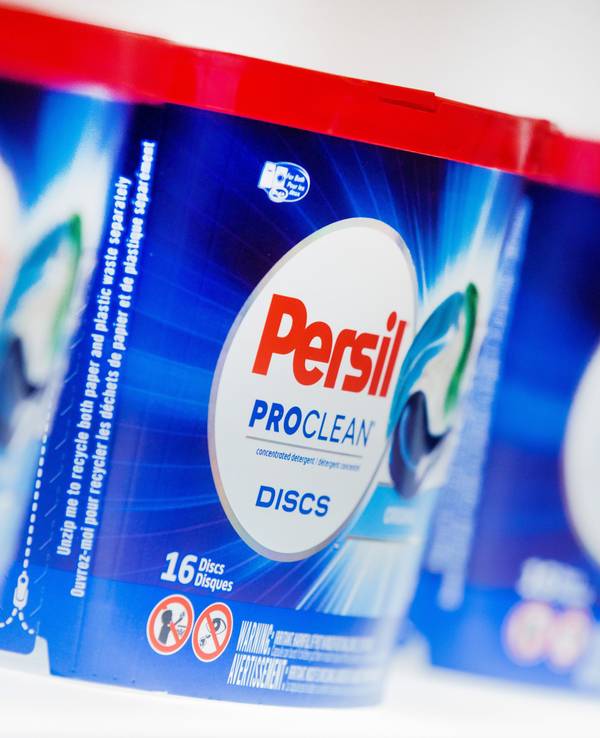 Das Waschmittel Persil von Henkel steht auf einem Leuchtband.