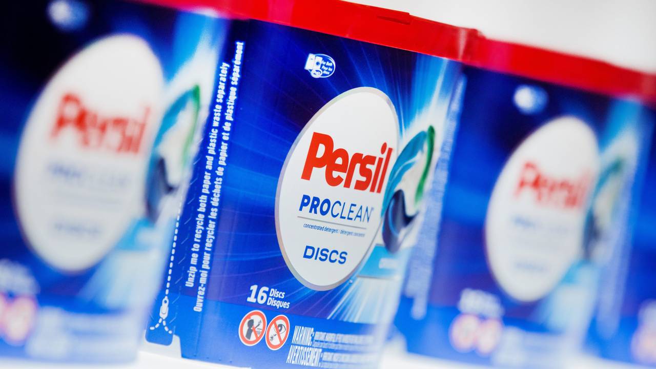 Das Waschmittel Persil von Henkel steht auf einem Leuchtband.