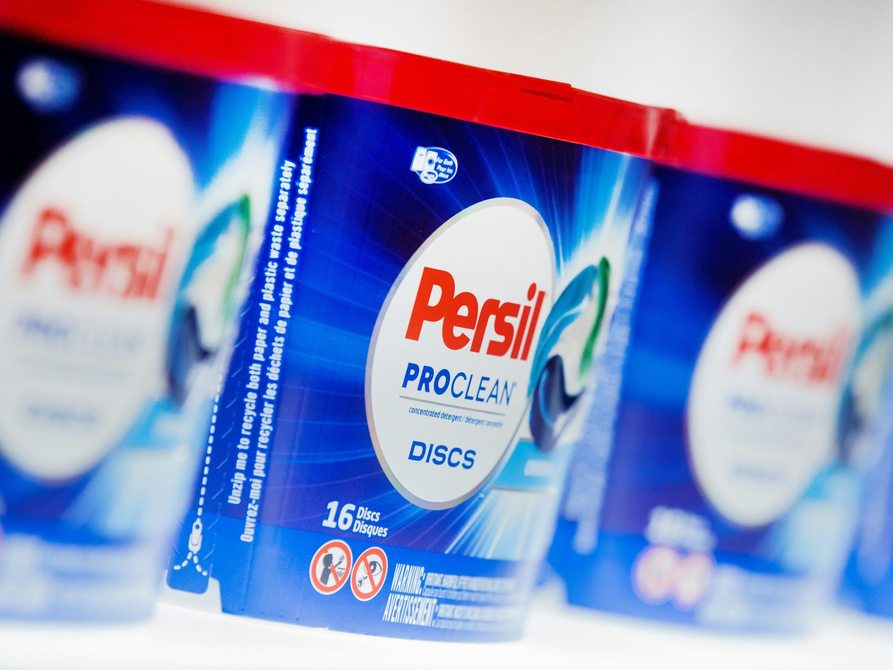 Das Waschmittel Persil von Henkel steht auf einem Leuchtband.