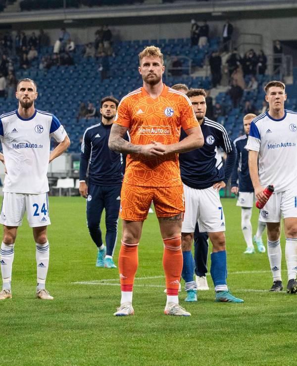 Die Schalke-Profis um Keeper Ralf Fährmann stehen nach dem Pokal-Aus in Hoffenheim vor der eigenen Fankurve