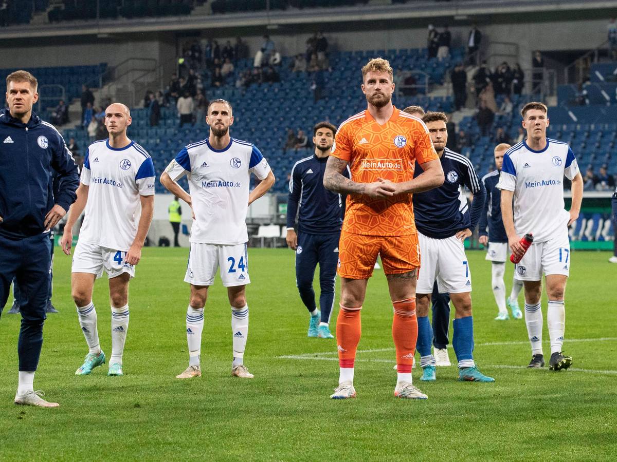 Die Schalke-Profis um Keeper Ralf Fährmann stehen nach dem Pokal-Aus in Hoffenheim vor der eigenen Fankurve