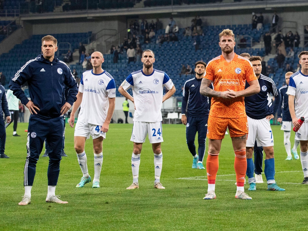 Die Schalke-Profis um Keeper Ralf Fährmann stehen nach dem Pokal-Aus in Hoffenheim vor der eigenen Fankurve