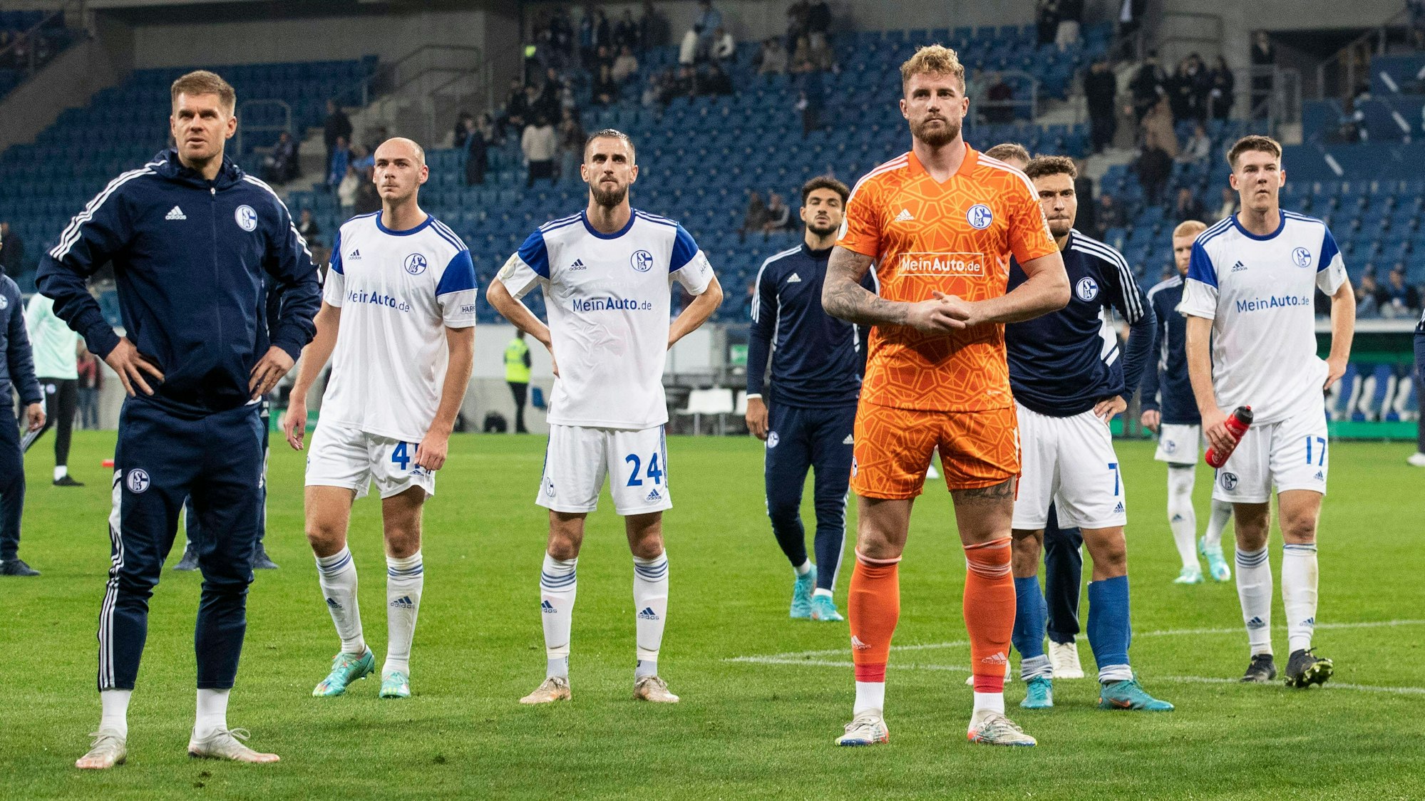 Die Schalke-Profis um Keeper Ralf Fährmann stehen nach dem Pokal-Aus in Hoffenheim vor der eigenen Fankurve