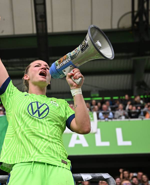 Alexandra Popp feiert mit Fans und Megafon.